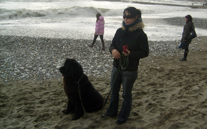 Penelope e Iwi al mare di Marinella, giornata ventosa.
