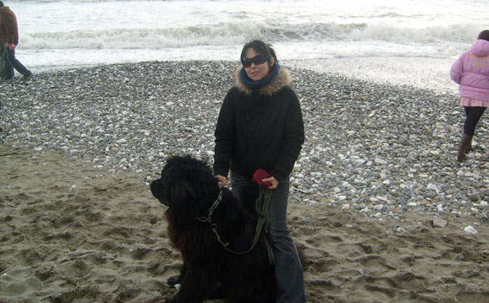 Penelope e Iwi al mare di Marinella, giornata ventosa.